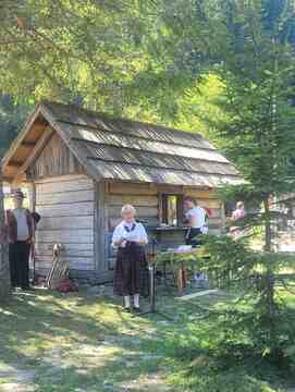 54. Lučki dan: Prikazi starih opravil - Vaške zgodbe in posebneži v stari gostilni